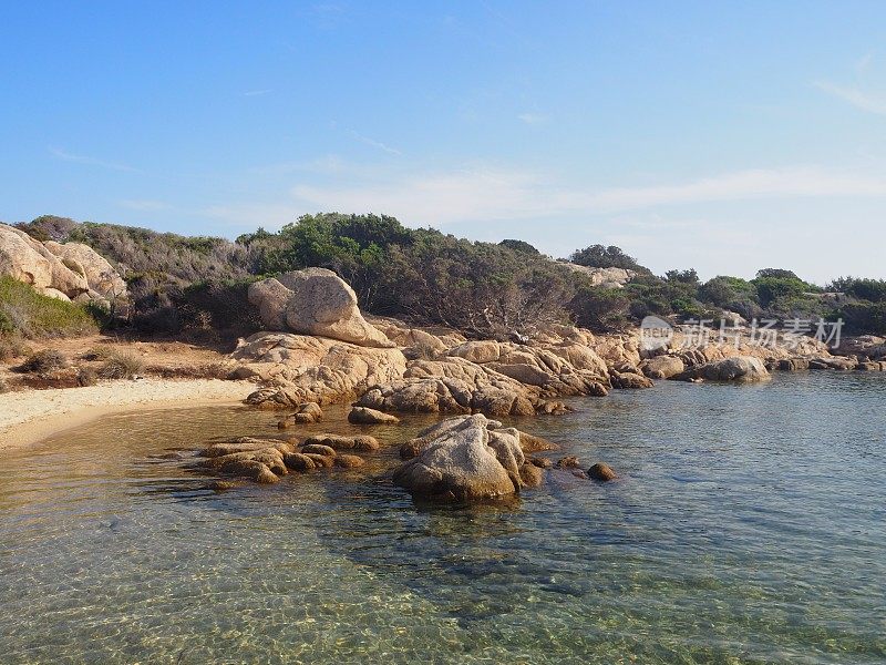 Cala Serana在卡布里拉岛，在马达莱纳岛，撒丁岛，意大利